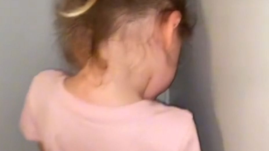 Stała w kącie tak długo, że zasnęła. "Dzieci potrzebują dyscypliny"