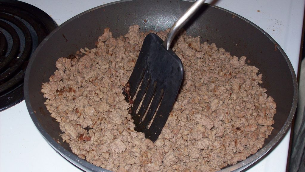 Mięso grubo mielone z wołowiny (85% mięsa, 15% tłuszczu) zrumienione na patelni