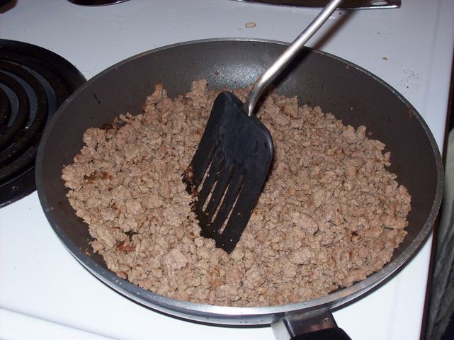 Mięso grubo mielone z wołowiny (85% mięsa, 15% tłuszczu) zrumienione na patelni