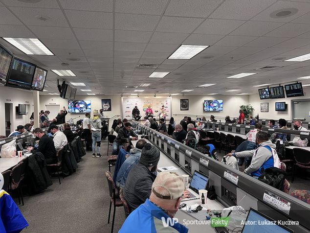 W biurze prasowym maseczki zakładali nieliczni