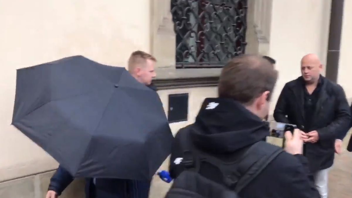 Zdjęcie okładkowe artykułu: Twitter / Maciej Kmita / Na zdjęciu: Vanna Ly, który przed dziennikarzami chował się za czarnym parasolem