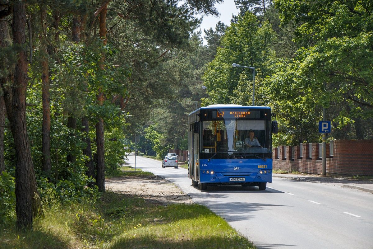 Autobus linii lokalnej pod Warszawą 
