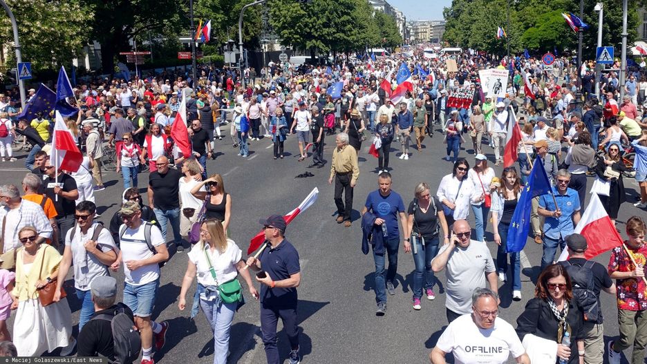 Marsz 4 czerwca
Fot. Maciej Golaszewski/East News, Warszawa, 04.06.2023. Marsz 4 czerwca zwolany przez szefa PO Donalda Tuska. Marsz przypada w 34. rocznice pierwszych czesciowo wolnych wyborow parlamentarnych w Polsce.
N/z: uczestnicy w marszu w drodze na miejsce jego rozpoczecia.
Maciej Golaszewski