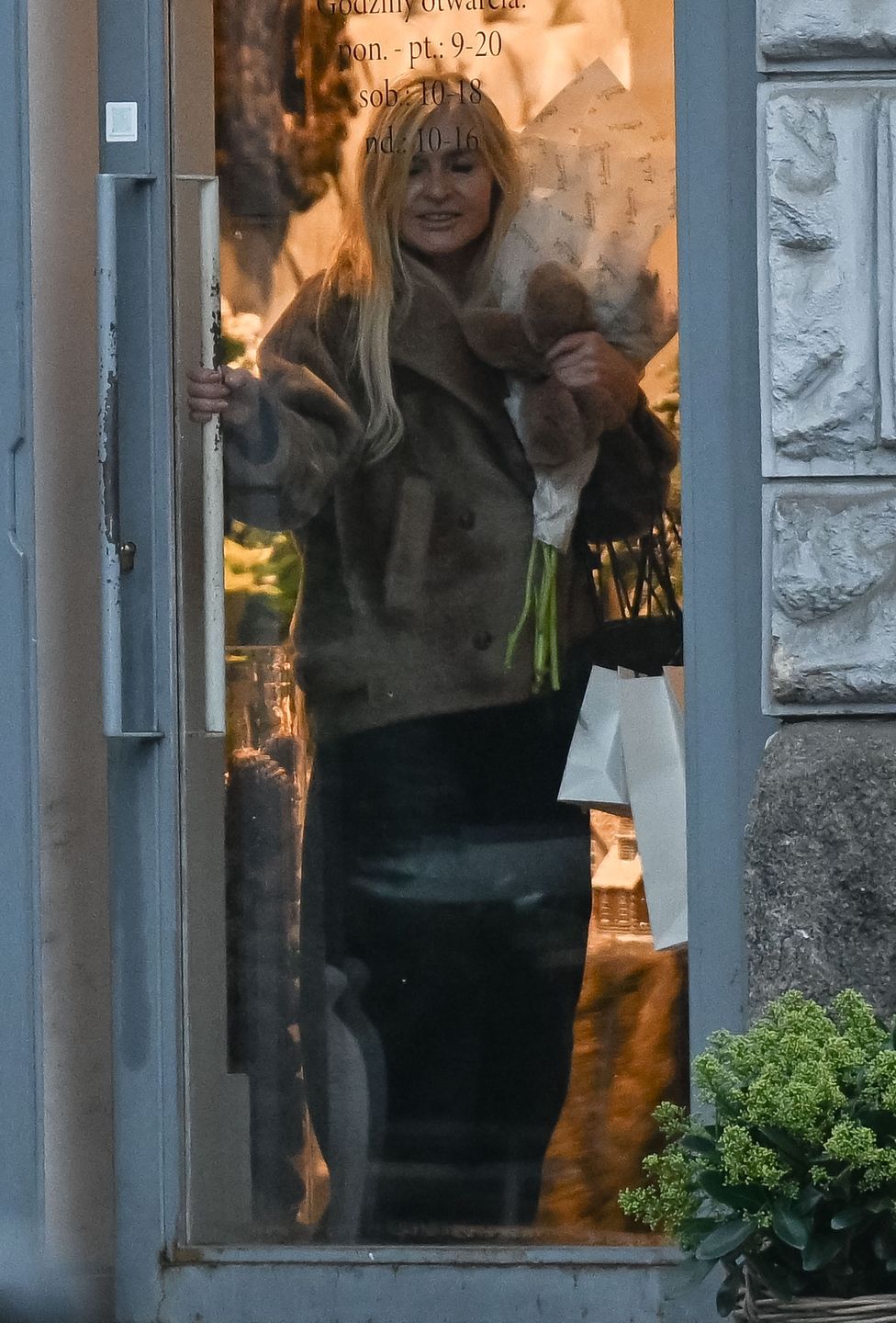 Monika Olejnik w futrze zmaga się z mroźnym wiatrem