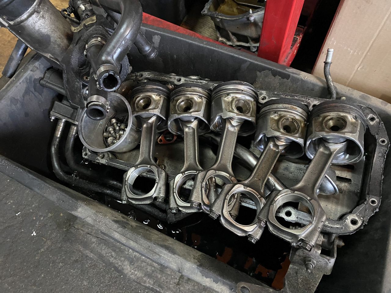 Connecting rods and pistons
