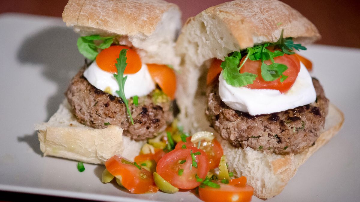 Opiekane burgery z mięsa mielonego z wołowiny (80% mięsa, 20% tłuszczu)