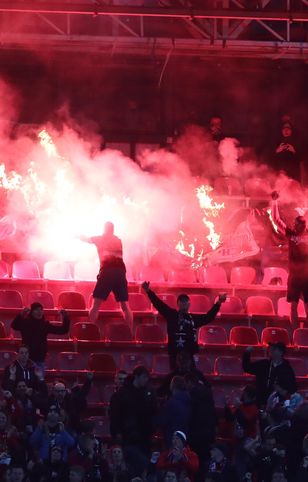 Kibole Wisły Kraków podpalili swój własny stadion. Klub nie chciał ich ścigać i sam pokrył straty