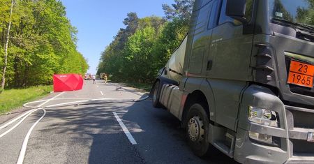 Reanimacja trwała kilkadziesiąt minut. Potrącony przez cysternę rowerzysta zmarł