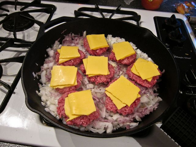 Burgery z mięsa mielonego z wołowiny (80% mięsa, 20% tłuszczu) opiekane na patelni