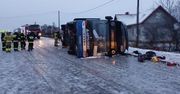Groźny Wypadek Autobusu w Gołębiach. Autobus przewrócił się na bok,  20 rannych. Policja bada przyczyny wypadku.