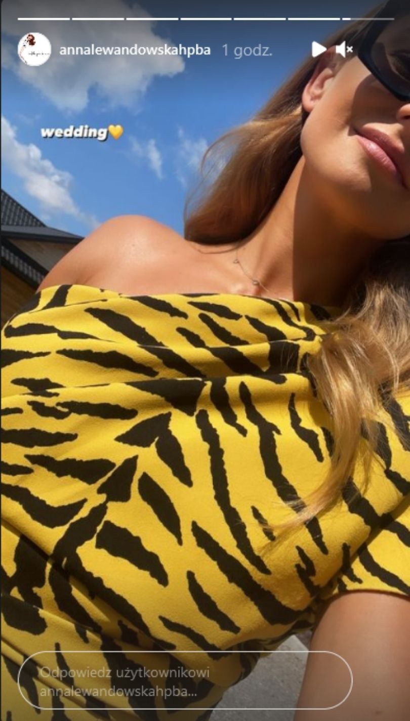 Anna Lewandowska pozuje w weselnej kreacji. Dostała zaproszenie od Królikowskiego i Opozdy?