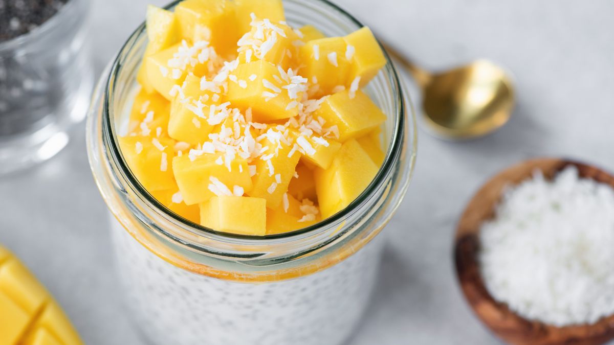 Kremowy deser chia z mango jest idealny dla osób na diecie