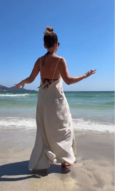 Paulina Sykut-Jeżyna pląsa na plaży na Majorce