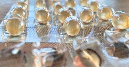 Nie łącz z witaminą D. Farmaceutka: Ogrom pacjentów nie ma pojęcia
