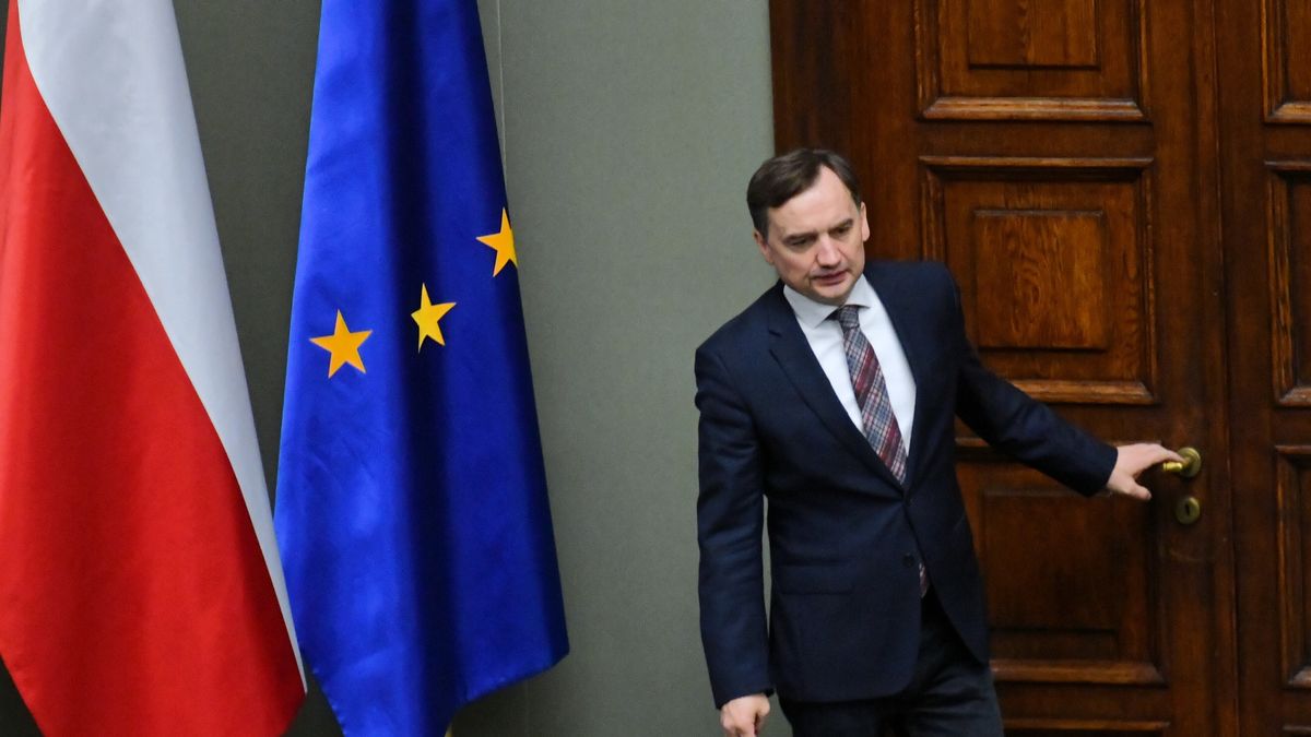 Warszawa, 27.04.2022. Minister sprawiedliwości, prokurator generalny Zbigniew Ziobro na sali plenarnej Sejmu w Warszawie, 27 bm. Sejm rozpoczyna dwudniowe posiedzenie; posłowie mają zająć się m.in. projektem nowelizacji ustawy o ubezpieczeniu społecznym rolników. (jm) PAP/Piotr Nowak