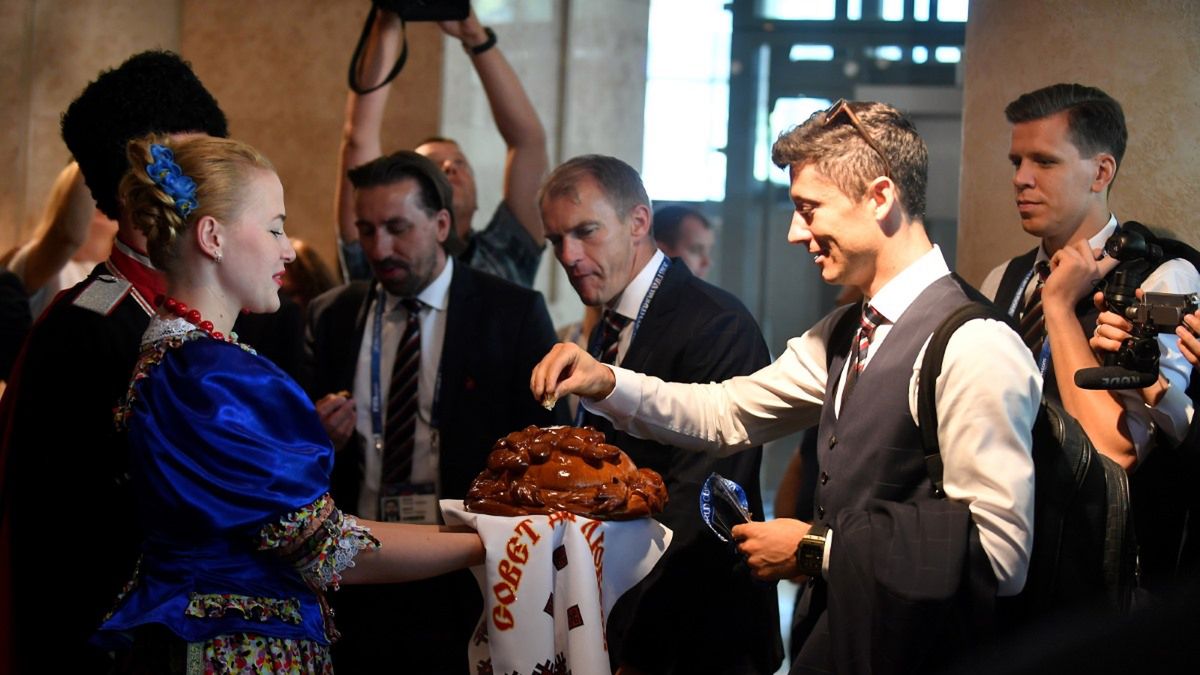 Robert Lewandowski w czasie powitania reprezentacji Polski w Soczi