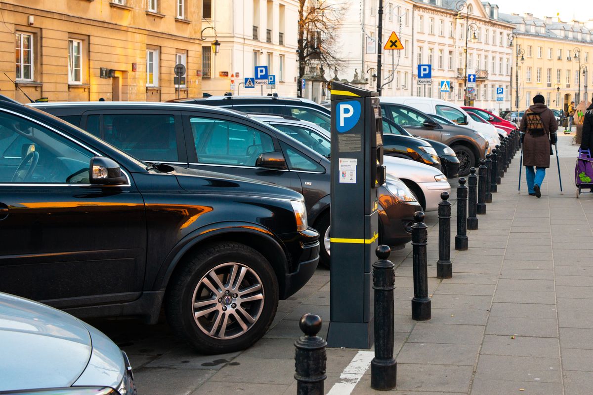 Strefa płatnego parkowania w Warszawie. Zdjęcie ilustracyjne