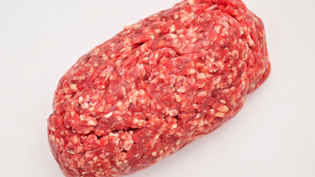 Surowe mięso mielone z wołowiny (75% mięsa, 25% tłuszczu)