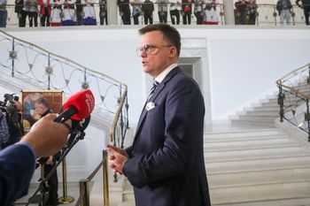 Tusk przeczekuje żądania Hołowni. "Bez nas tej koalicji nie ma"