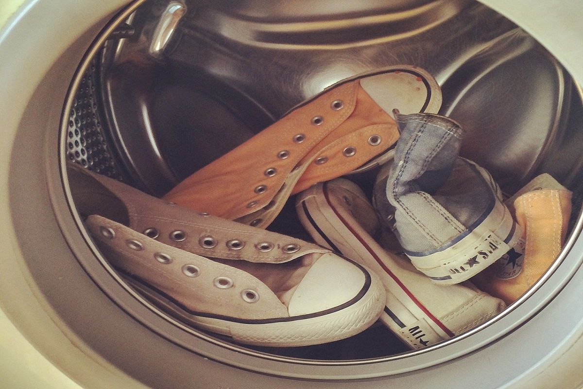 Pranie butów w pralce. Włóż to do bębna, a nie zniszczysz obuwia