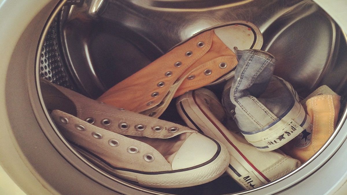 Pranie butów w pralce. Koniecznie włóż do bębna jeszcze jedną rzecz