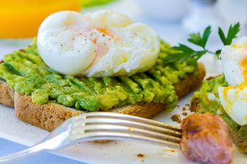 Polacy jedzą na potęgę i nie myślą o skutkach. Tym osobom awokado może zaszkodzić