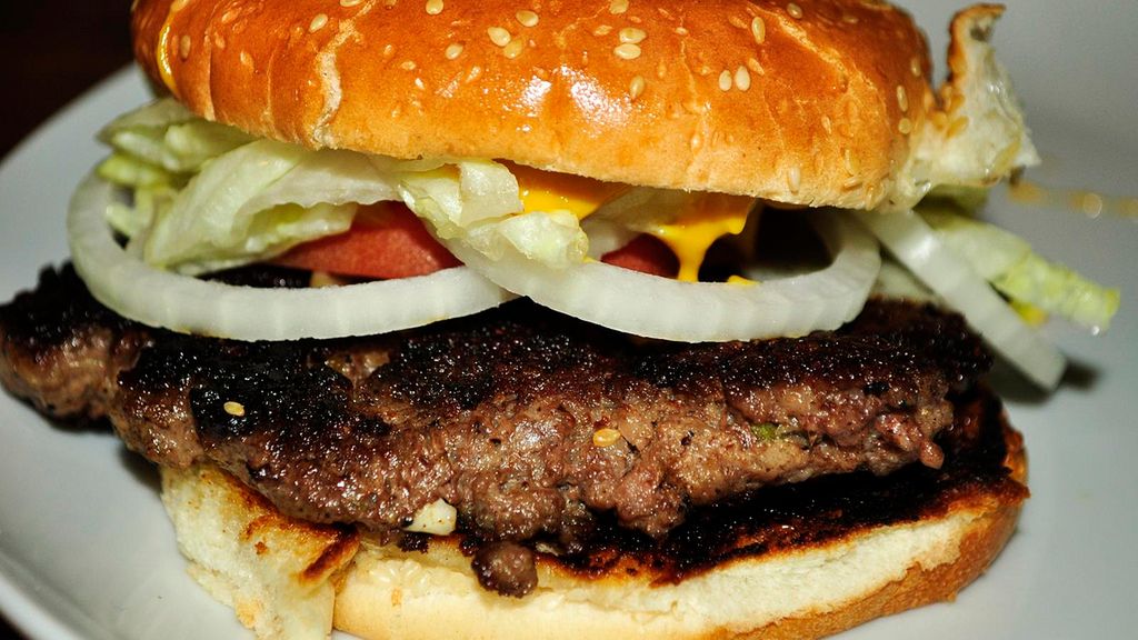 Opiekane burgery z mięsa mielonego z wołowiny (75% mięsa, 25% tłuszczu)