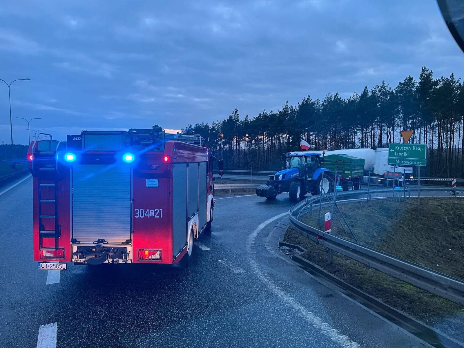 Pusty ciągnik zablokował drogę straży pożarnej. Prezes OSP o rolnikach