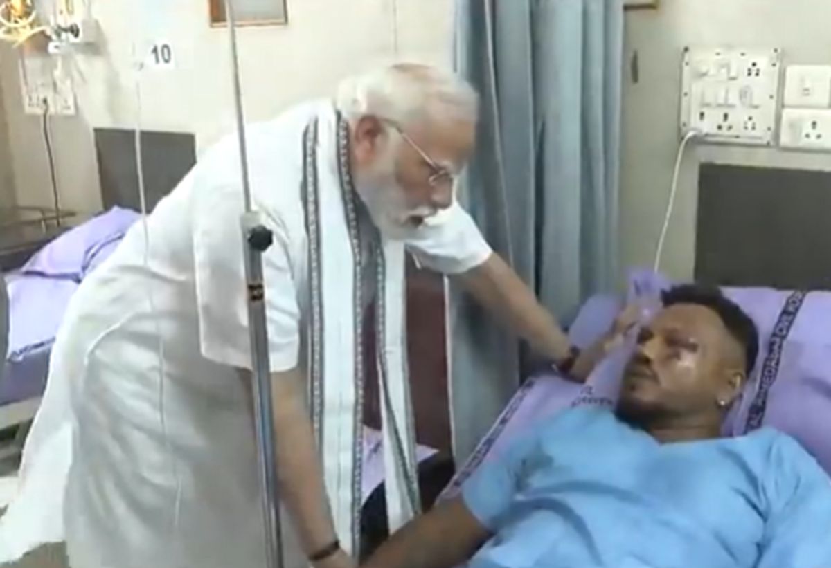 Premier Narendra Modi ocenił jedynego ocalałego.