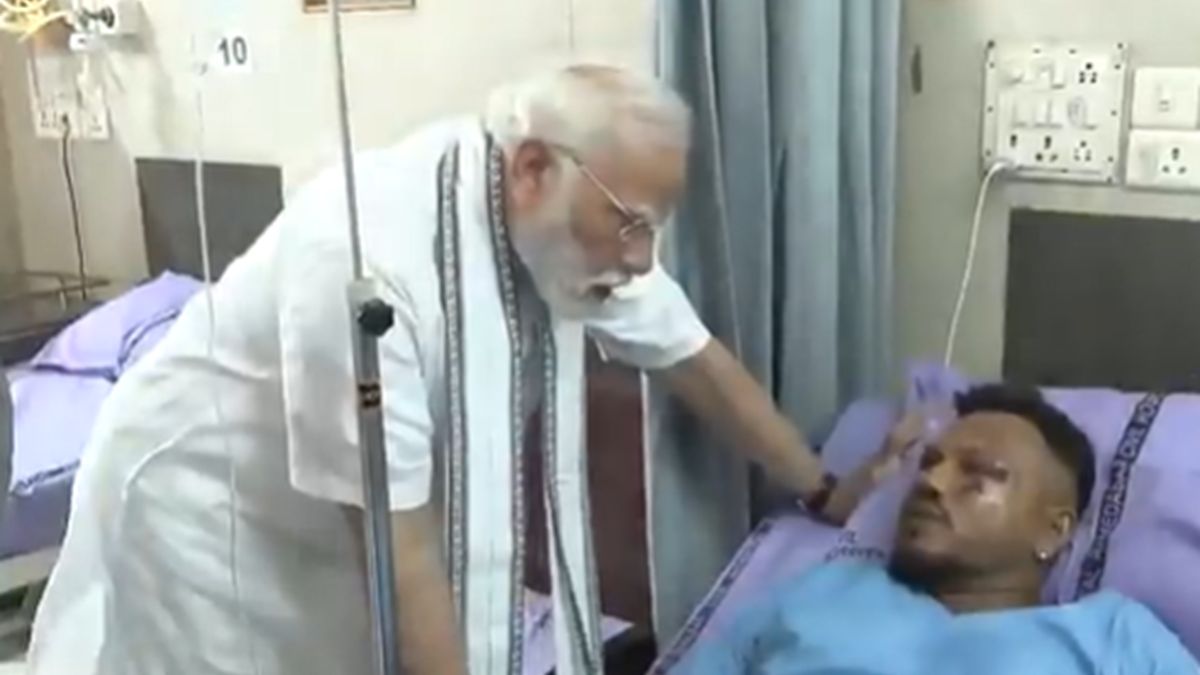 Premier Narendra Modi ocenił jedynego ocalałego.