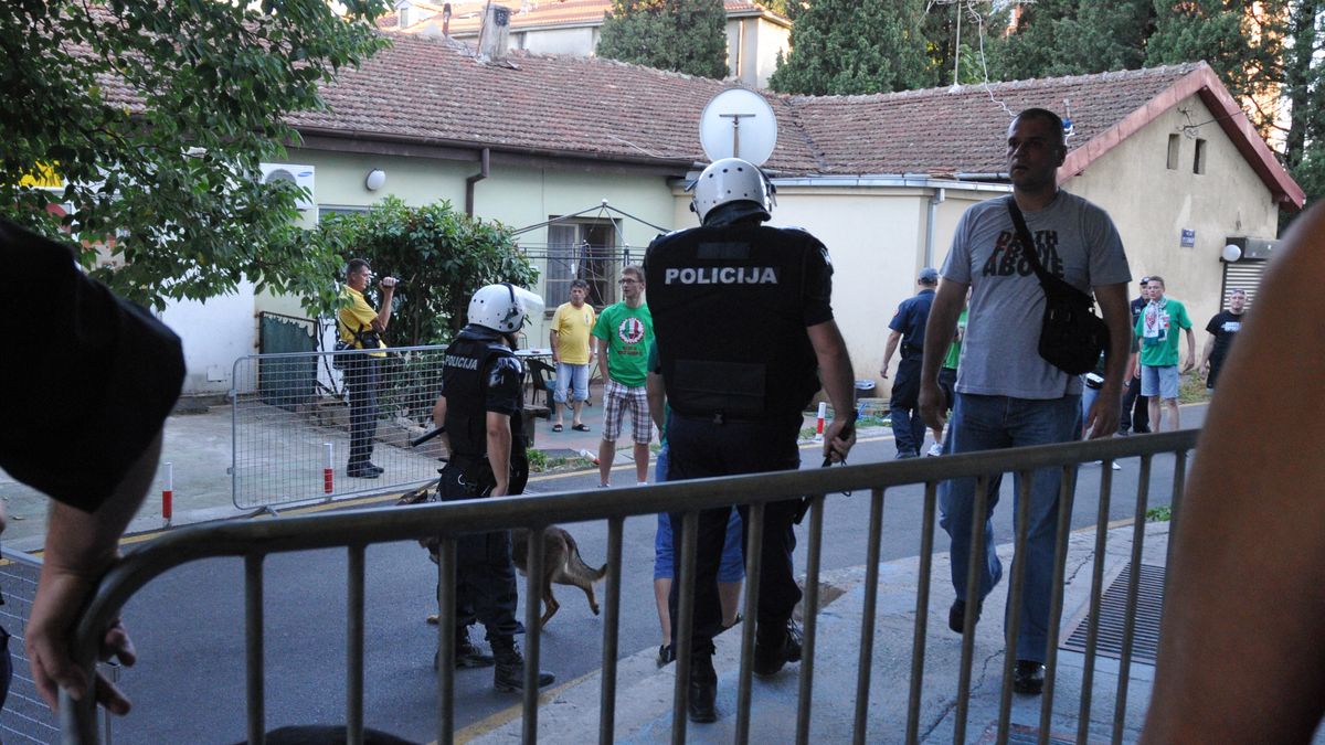 Policja strzeże wejścia dla zawodników na stadionie w Podgoricy