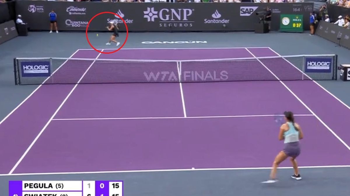 Twitter / WTA / Na zdjęciu: zagranie Igi Świątek