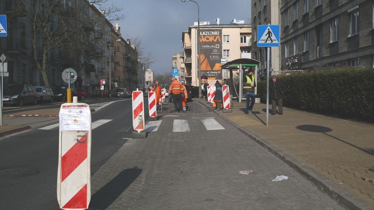 Prace drogowców przy zatoce przystankowej na ul. Okopowej