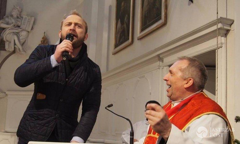 Borys Szyc śpiewa w kościele