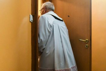 Nie przyjmują księdza po kolędzie. Tak się tłumaczą