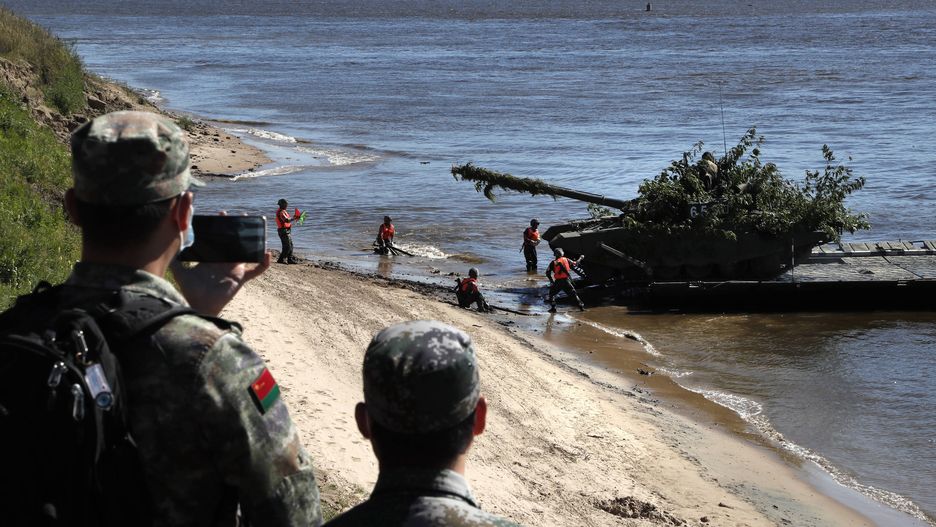 The 6th International Army Games 2020.epa08641515 Soldiers from China take part in the Open Water competition for pontoon bridges as a part of the 6th International Army Games 2020 in the town of Murom, Russia, 02 September 2020. The 6th International Army Games 2020 is held from 23 August till 05 September 2020 at military training grounds of eleven countries.  EPA/MAXIM SHIPENKOV Dostawca: PAP/EPA.MAXIM SHIPENKOV