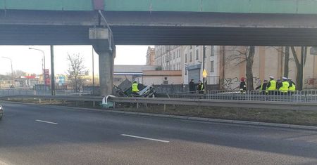 Śmiertelny wypadek na al. Tysiąclecia. Renault uderzył w filar wiaduktu