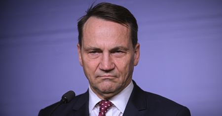 Sikorski o migrantach. Mówi, że nie będzie "zoofilii na ekranie"
