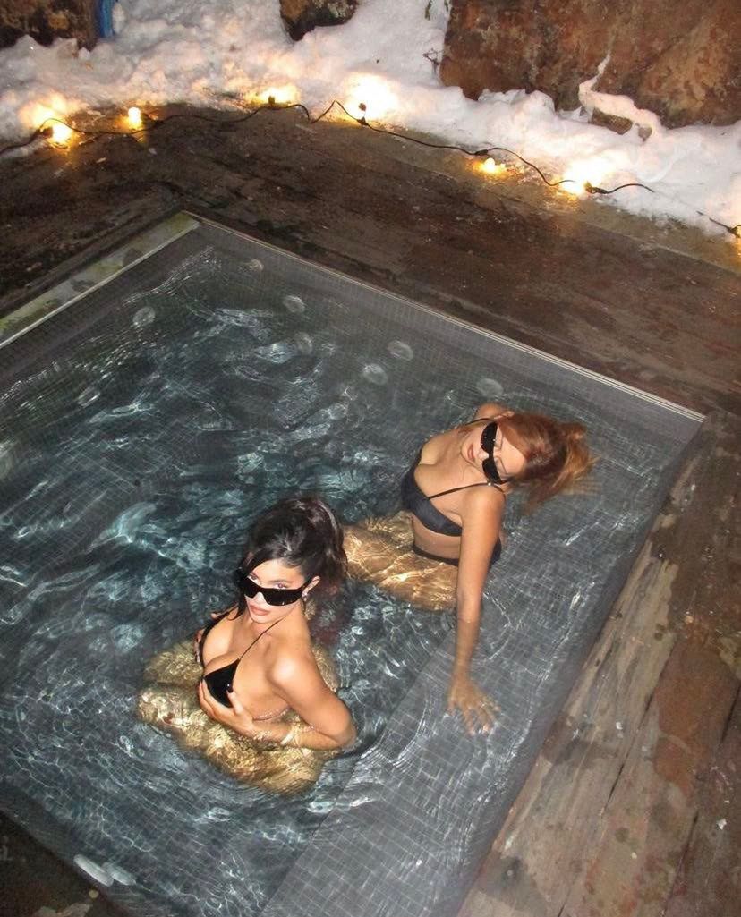 Lateksowa Kylie Jenner WDZIĘCZY SIĘ w jacuzzi