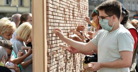 Poznań. Na placu Wolności stanął "Znikający mur"