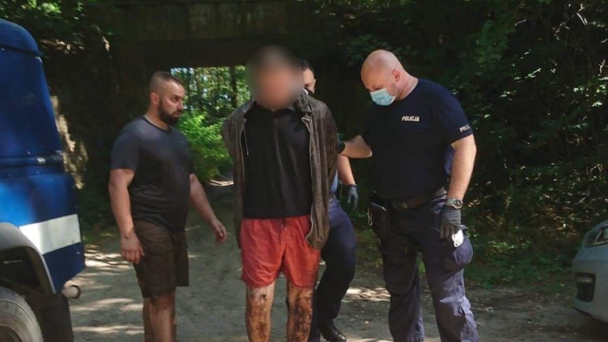 22-latek uciekał przed policją, nie wiedział, że kieruje się prosto na mokradła