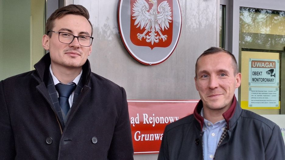 Marcin Sikora (z lewej) i Dawid Łowicki (z prawej) twierdzą, że pani Teresa jest niewinna. Od dwóch lat walczą przed sądem o jej powrót do pracy.