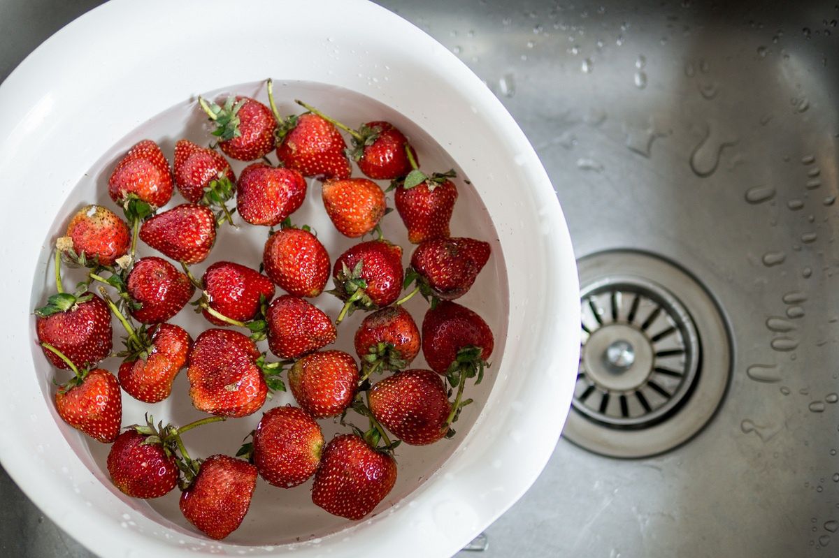 Erdbeeren richtig waschen: So genießen Sie sie sauber und sicher
