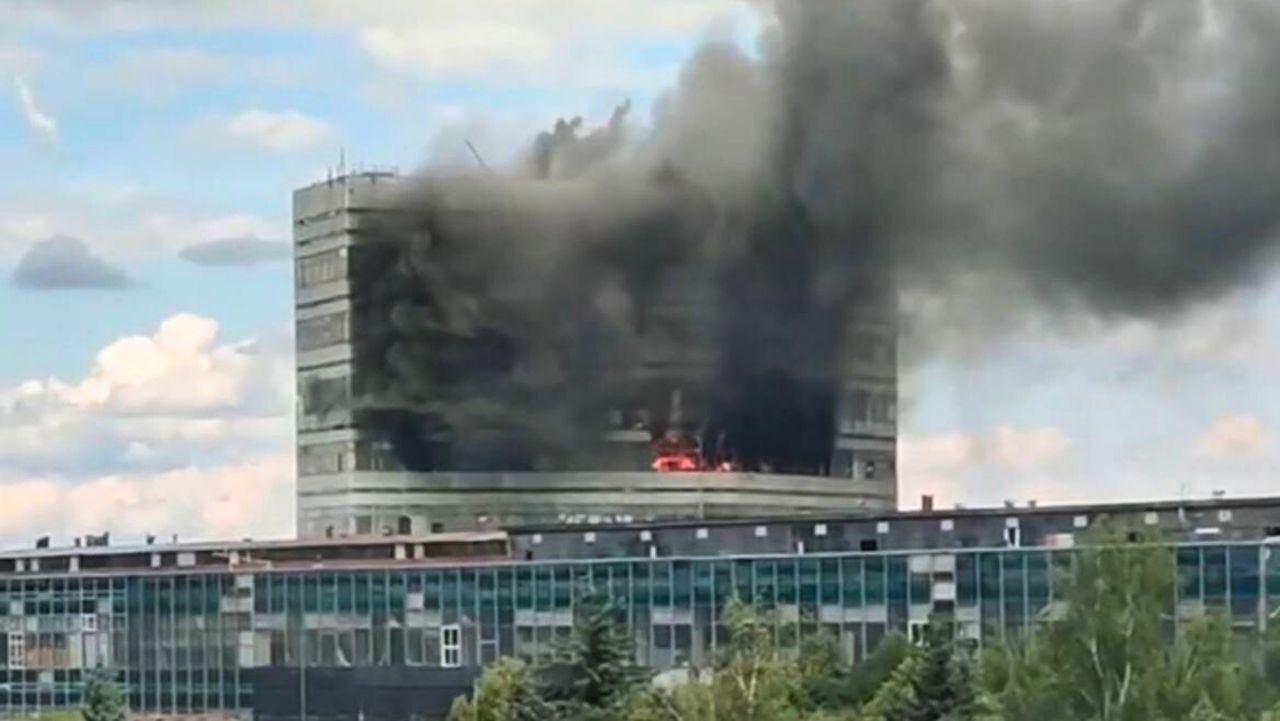 The "Platan" research institute in Russia is on fire. There are people inside.