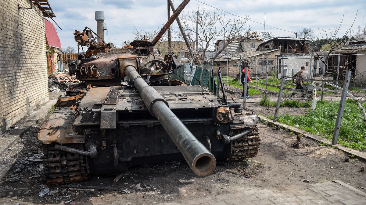 Consequences of Russian invasion in HostomelHOSTOMEL, UKRAINE - APRIL 25, 2022 - A destroyed Russian tank remains in the yard of a private house in Hostomel, Kyiv Region, northern Ukraine.  Dostawca: PAP/UKRINFORMEvgen KotenkoUkraine conflict, Russian invasion, Ukraine war, martial law, war, Russia-Ukraine war, war crime, destruction, damage, rubble, debris, Hostomel, Kyiv Region, house, tank, Consequences of Russian invasion in Hostomel