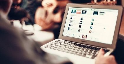 Zakupy świąteczne. Oto nowy trend. Tak Polacy szukają prezentów