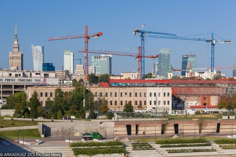 Operatorzy żurawi siedzą niczym w dużym terrarium. Z każdej strony szyby. Słońce zamienia kabinę w piekarnik.