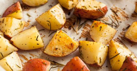 Pieczone w mundurkach czerwone ziemniaki