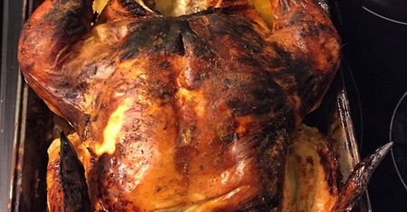 Pierś z kurczaka ze skórą w sosie BBQ pieczona na rożnie