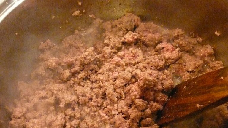 Mięso grubo mielone z wołowiny (75% mięsa, 25% tłuszczu) zrumienione na patelni